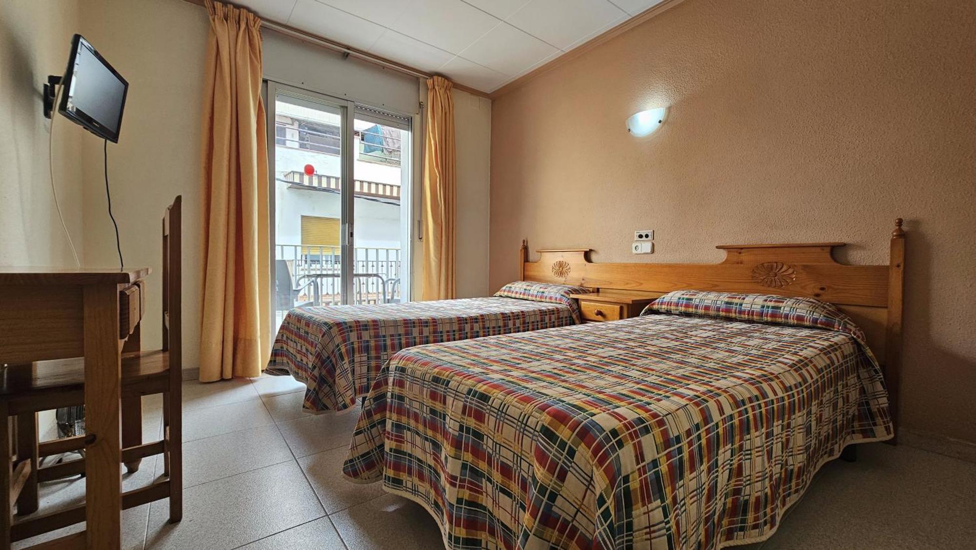 Hostal Los Manos บลาเนส ภายนอก รูปภาพ